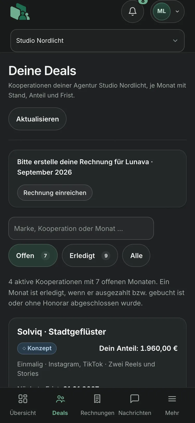 Handy-Ansicht „Deine Deals“ im Creator-Portal: Kooperationen je Monat mit Stand, Anteil und Frist, dazu der Hinweis „Bitte erstelle deine Rechnung“, mit Beispieldaten
