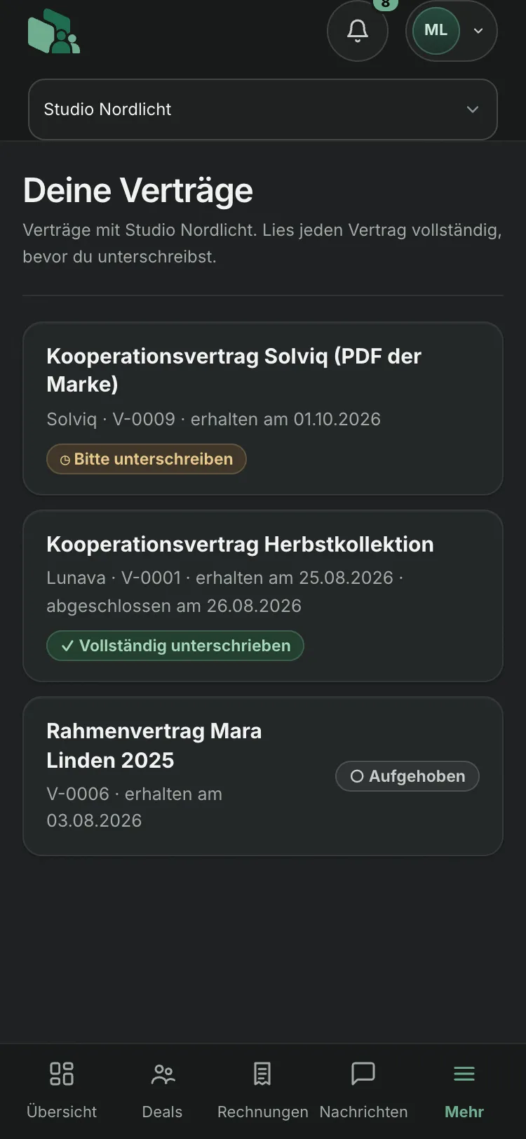 Deine Verträge im Creator-Portal am Handy: Verträge mit „Bitte unterschreiben“ und „Vollständig unterschrieben“, mit Beispieldaten